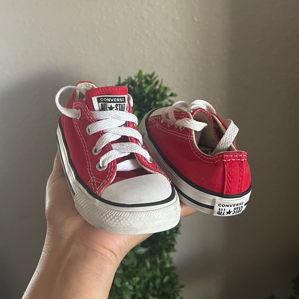 Red Converse 7C